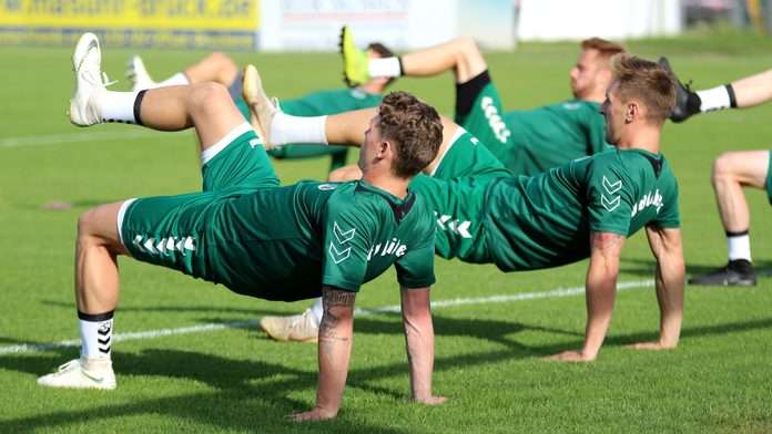 VfB - hoch das Bein - 1. Training beim VfB Lübeck - Foto SR