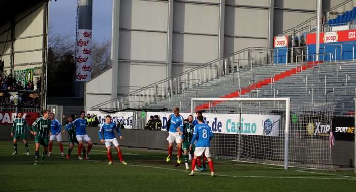 Eins, zwei, drei - wo war denn der Ball beim Landesderby zwischen Holstein Kiel II und VfB Lübeck - Foto SR