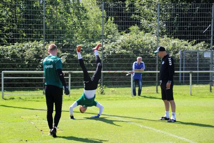 Lukas Raeder steht Kopf - Foto SR