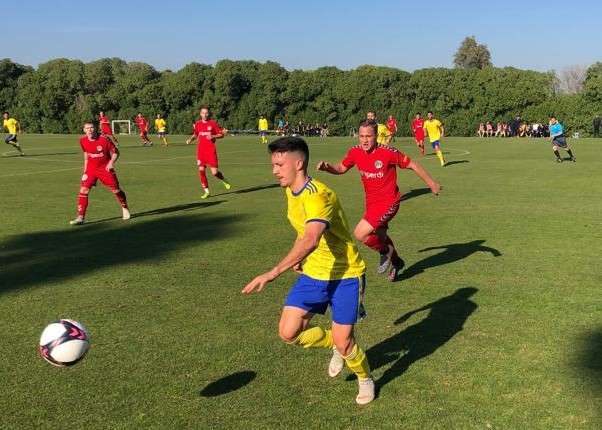 Lucas Will (in Rot) im Spiel gegen Cadiz FC II - Foto SR-FM
