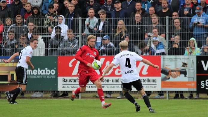 VfB - Marcel Schelle im Zweikampf mit Heides Neelsen - Foto SRU
