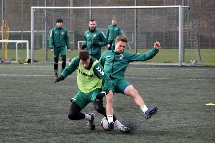 VfB-Rückkehrer Morten Rüdiger (re.) ist sofort mittendrin im Kampf um einen Stammplatz - Foto SR