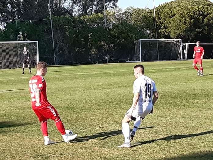 VfB-Test Florian Riedel schirmt den Ball ab