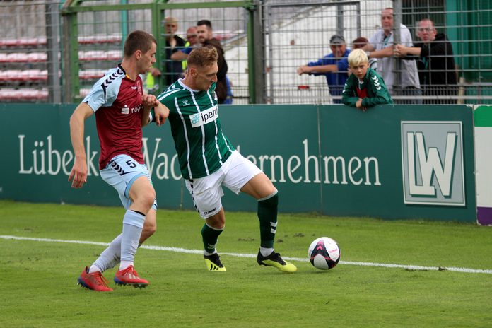 Duell auf Augenhöhe - Weiches Torge Paetow (Nr.5) und Lübecks Kresimir Matovina (re.) - Foto SR