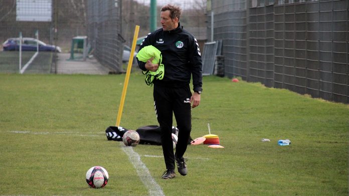 VfB - Rolf Landerl bereitet Trainingseinheit vor - Foto SR