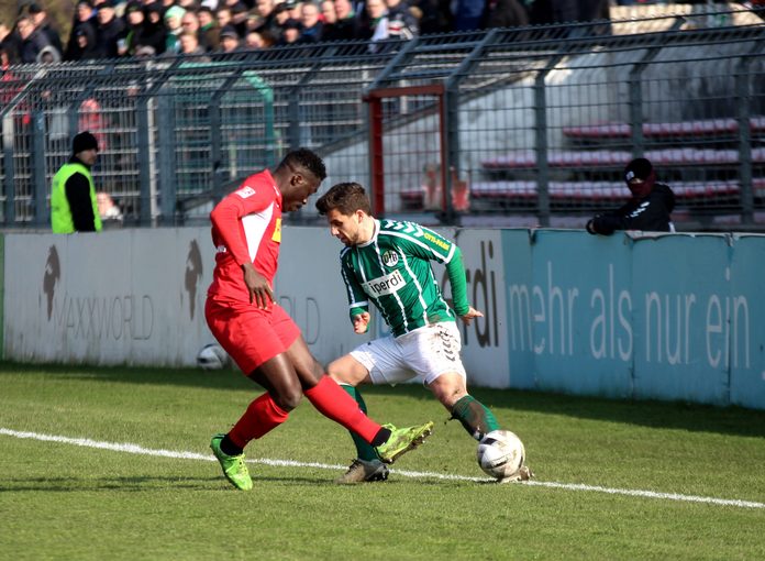 VfB-Publikumsliebling Ahmet Arslan im Zweikampf mit Stephane Ngongang (HSC Hannover) - Foto sr