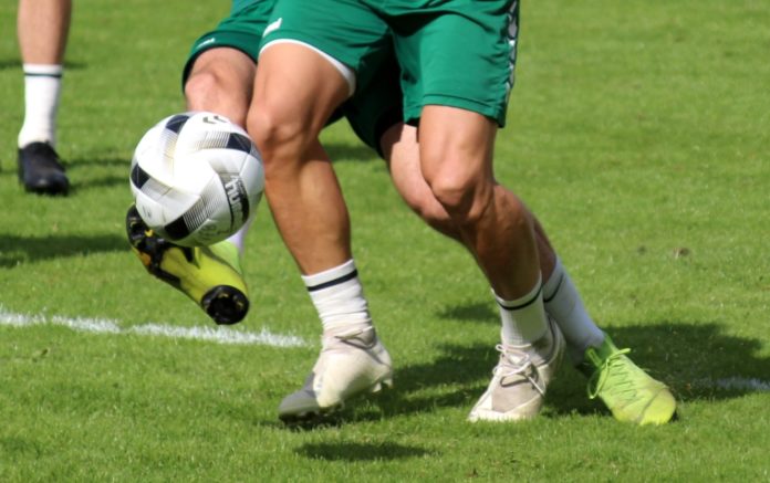 VfB Lübeck, Florian Riedel wird gefoult - Foto sr