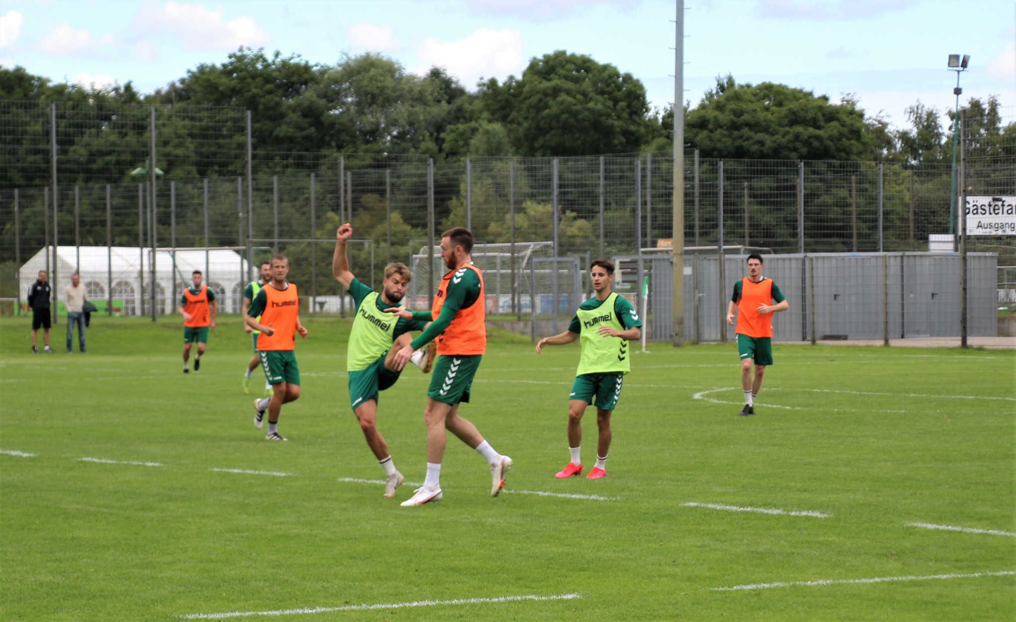 VfB, Yannick Deichmann und Tim Weißmann im Zweikampf
