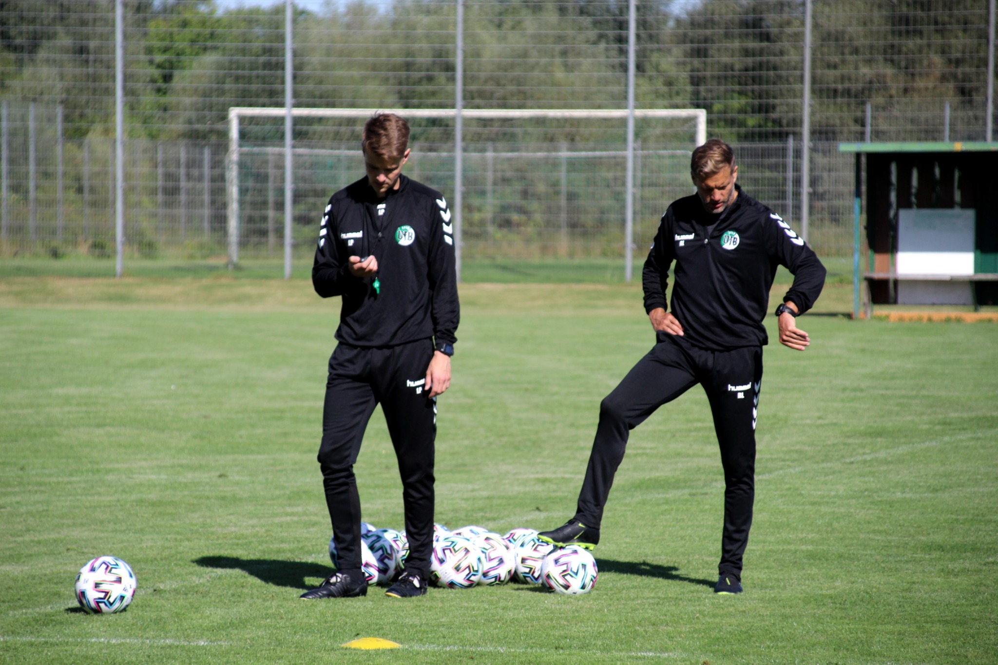 Co-Trainer Lukas Pfeiffer und Rolf Landerl (re.), Cheftrainer des VfB Lübeck. Foto sr