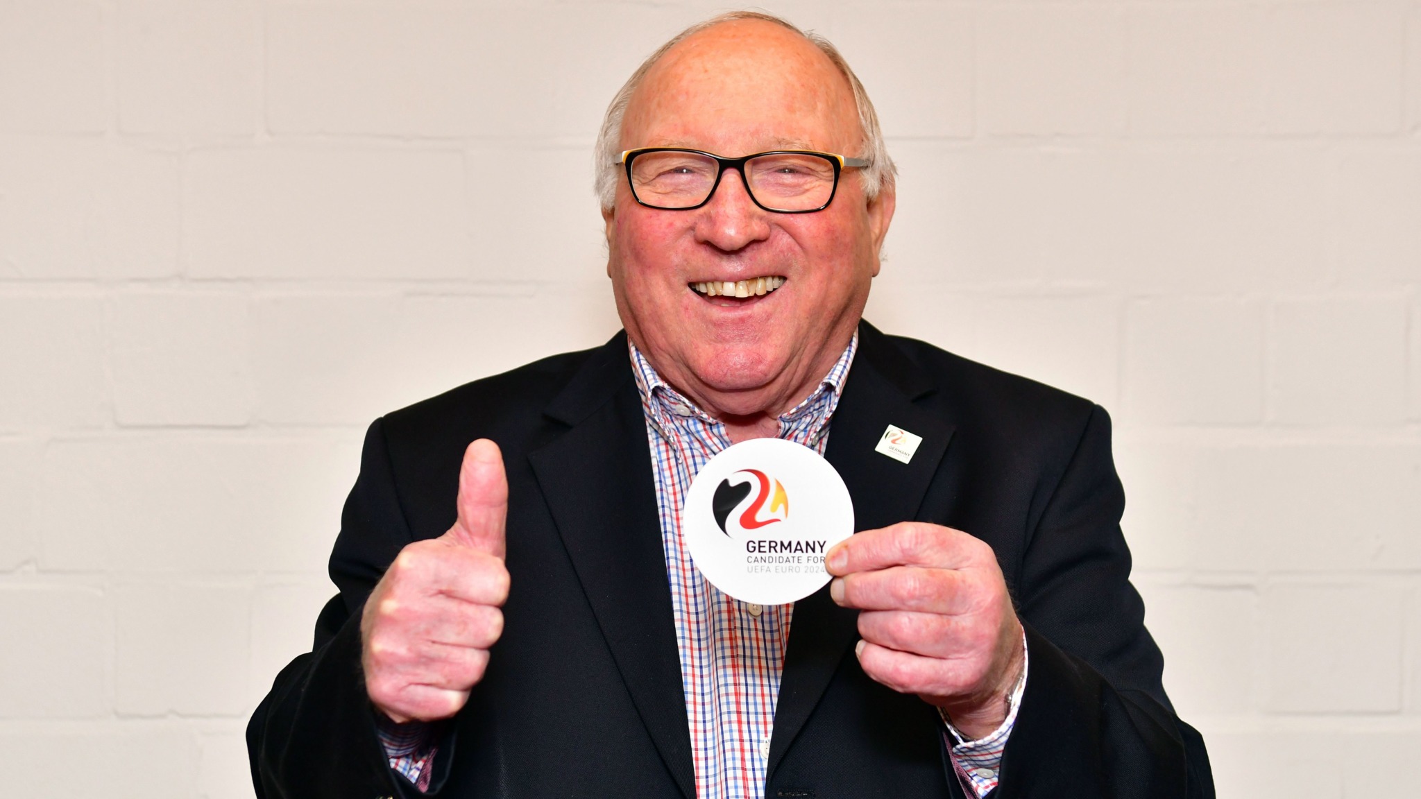 Uwe Seeler verlängert Namenspatenschaft › HLSPORTS