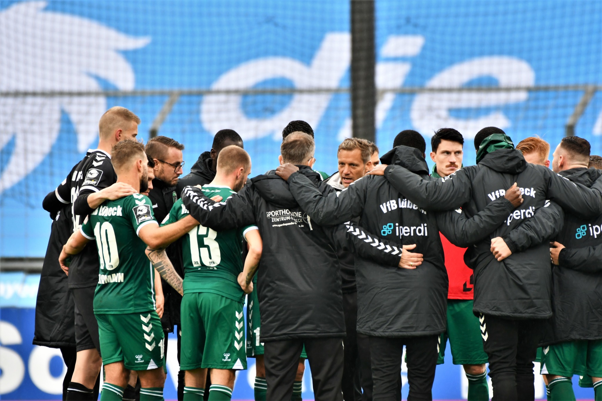 Besprechung im Kreis, VfB Lübeck. Foto Kaben