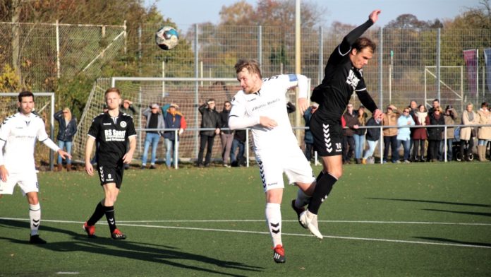 Lübecker SC - TSV Pansdorf, Landesliga Marvin Miljic (re.) im Duell mit Jonas Jacobsen (LSC) - Foto SR