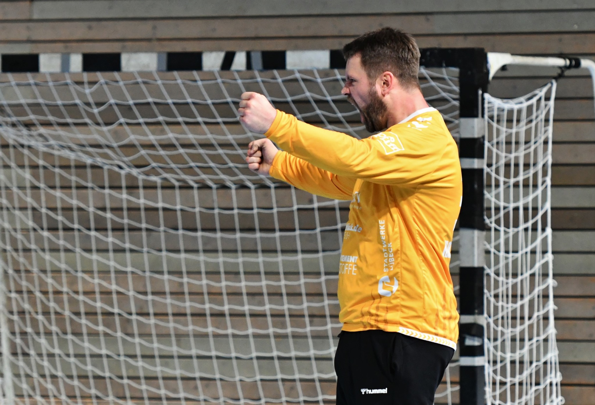 Ende gut, alles gut. VfL-Torwart Dennis Klockmann, Foto Kaben