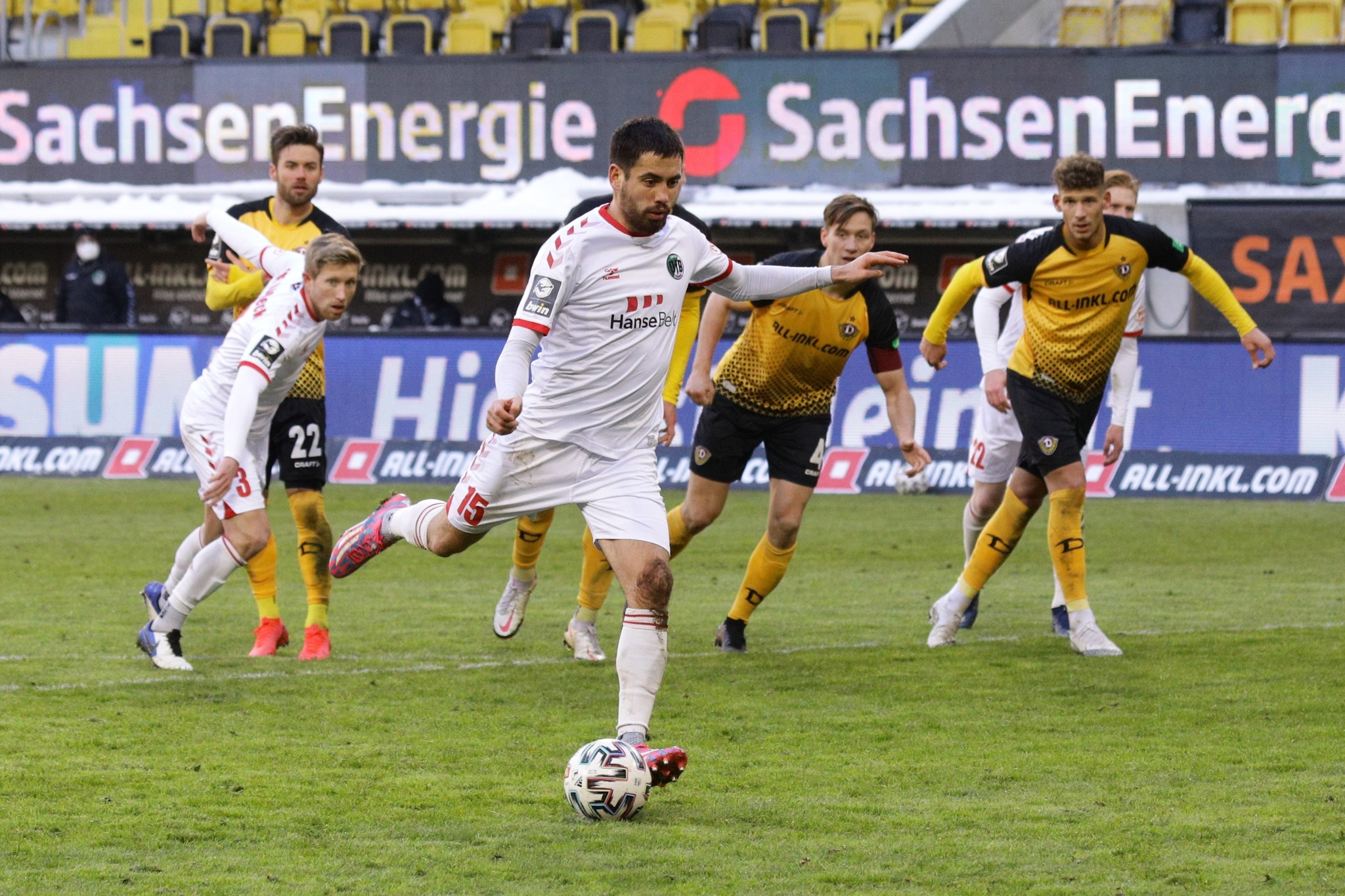 Ersin Zehir trifft per Elfmeter zum 1-3 in Dresden. Foto Raasch