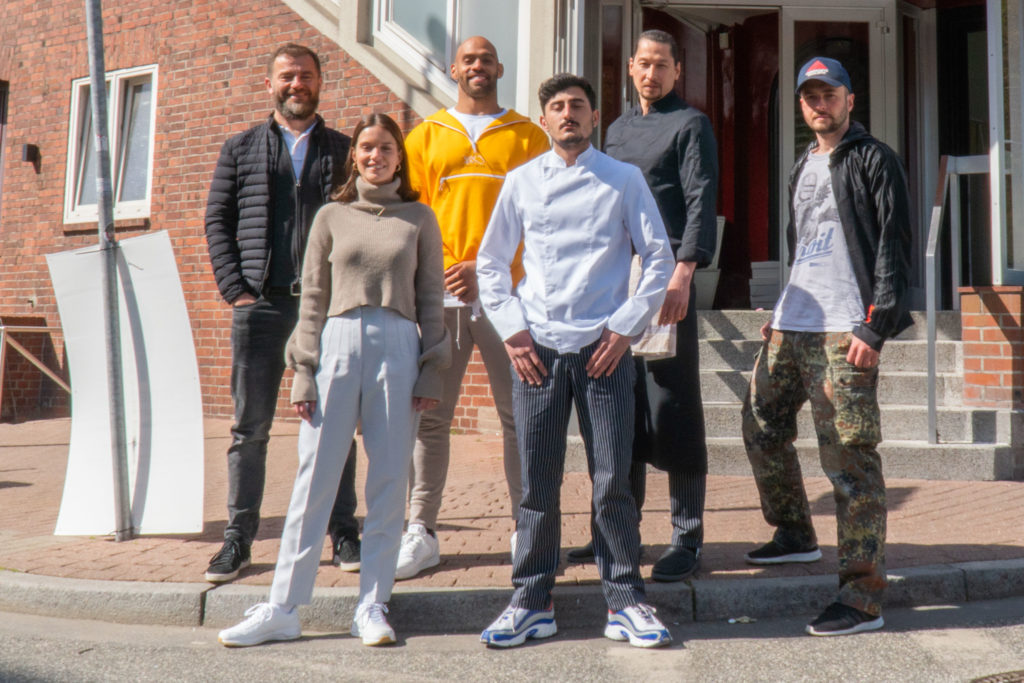 Kasim Edebali Spielt Hauptrolle In Comedy Serie Nfl Kicker Unterschreibt Bei Den Sea Devils Hl Sports
