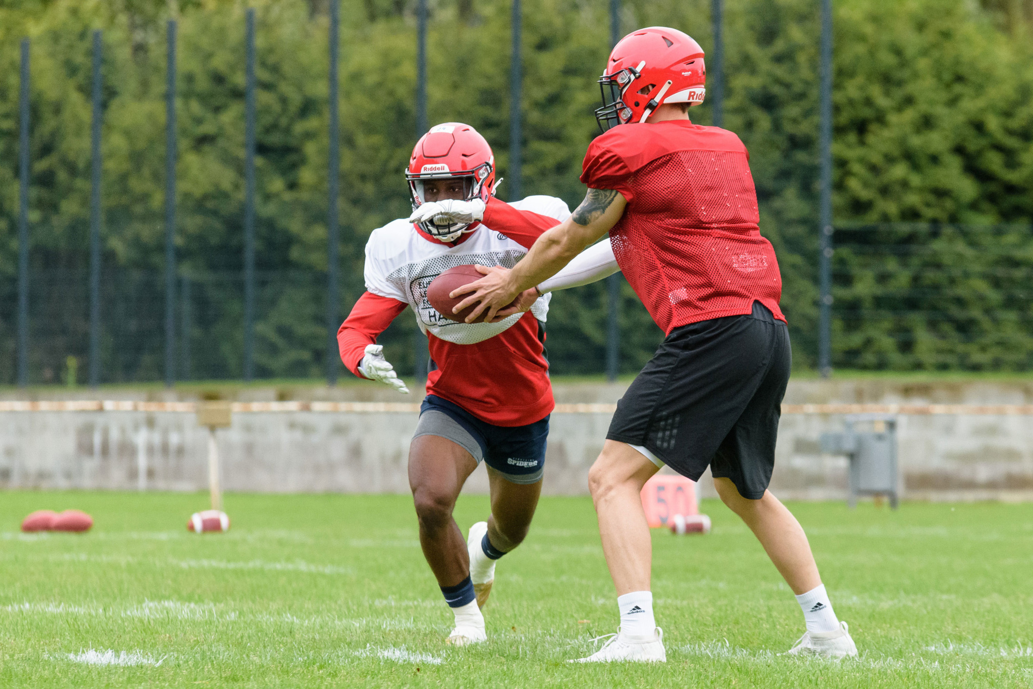 Ballübergabe von US-Quarterback Jadrian Clark (rechts) an US-Runningback Xavier Johnson.