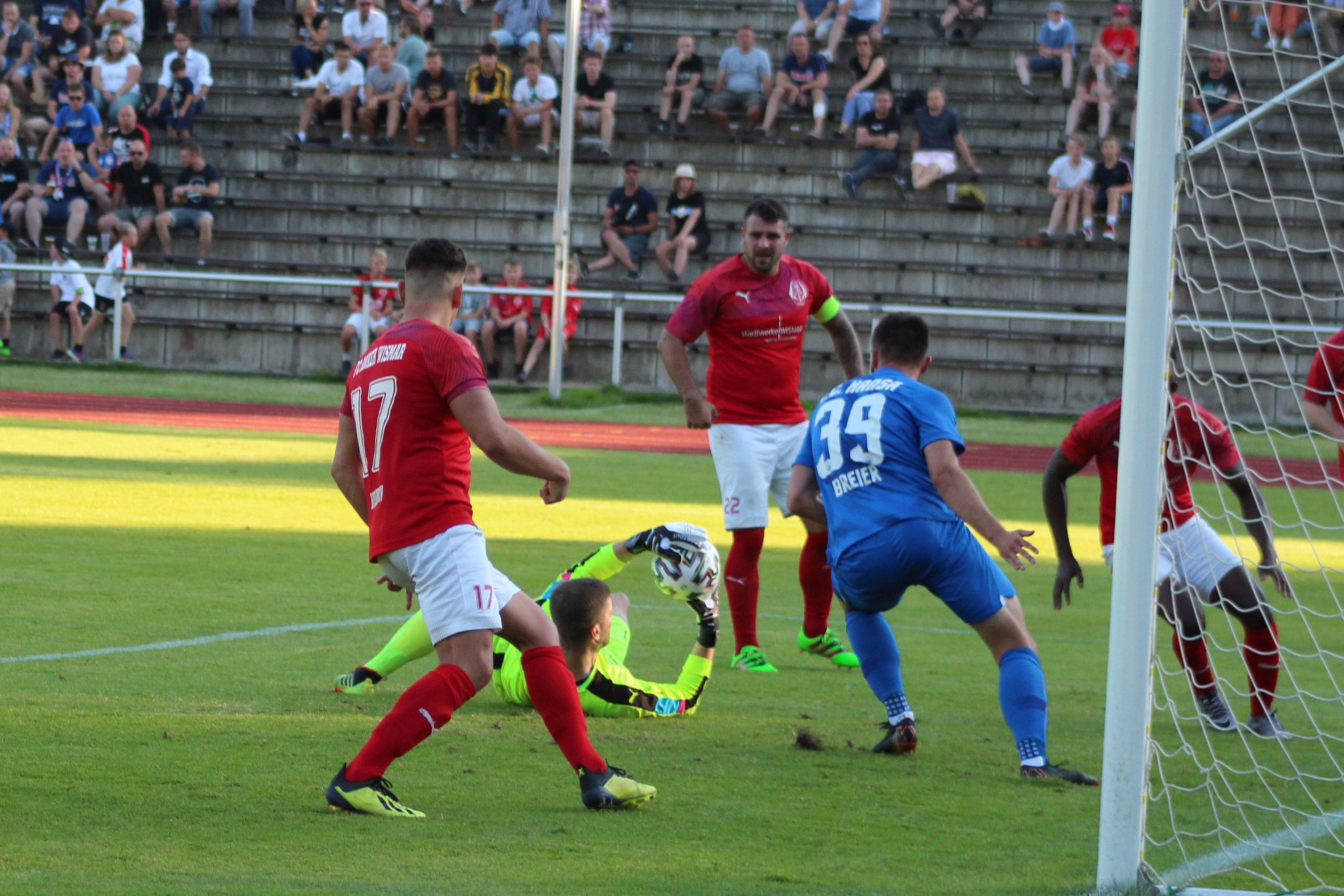 Ankerkeeper Mirko Seide klärt vor Pascal Breier (Hansa Rostock).