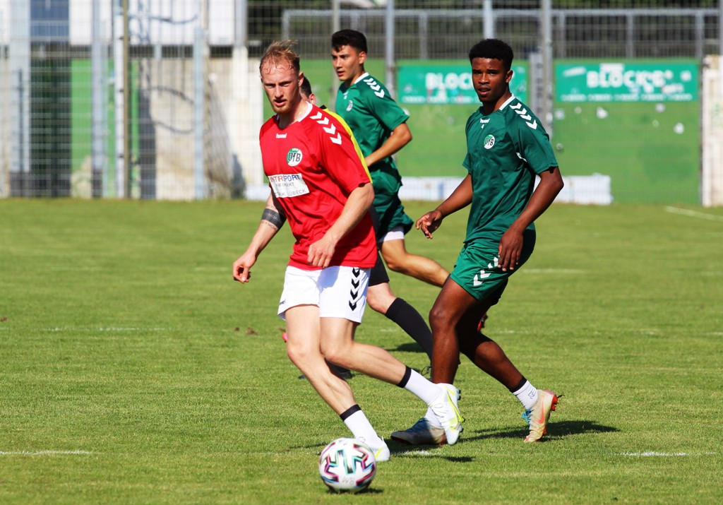 Tarec Blohm (VfB Lübeck) und Samuel Abafade (Neuzugang)