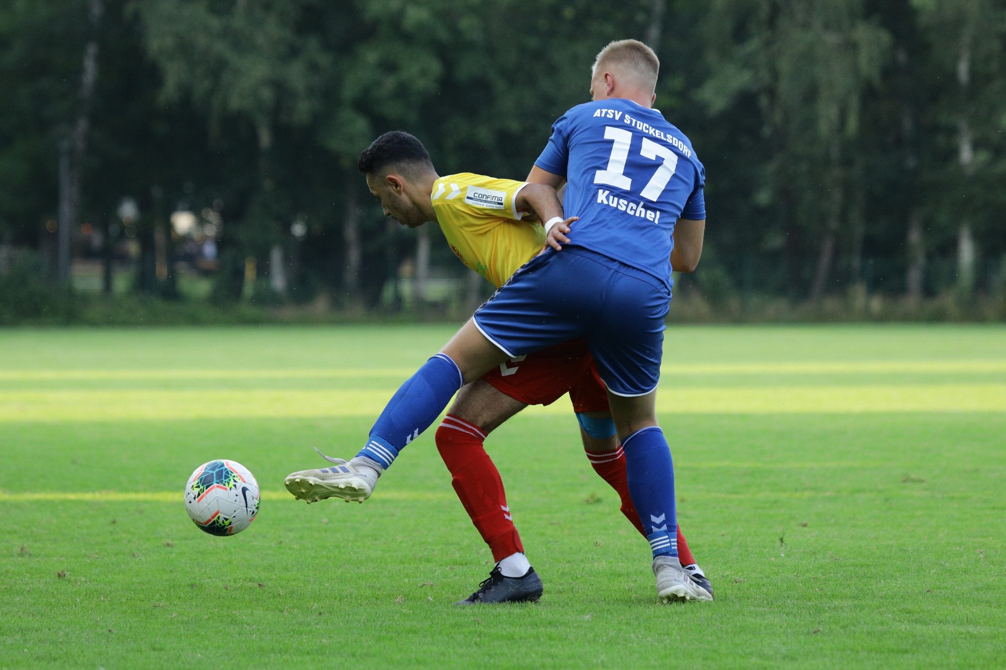 Zweikampf zwischen Mevan Mustafa (FC Dornbreite) und Stockelsdorfs Torschützen Lukas Kuschel. Foto: Lobeca/Michael Raasch
