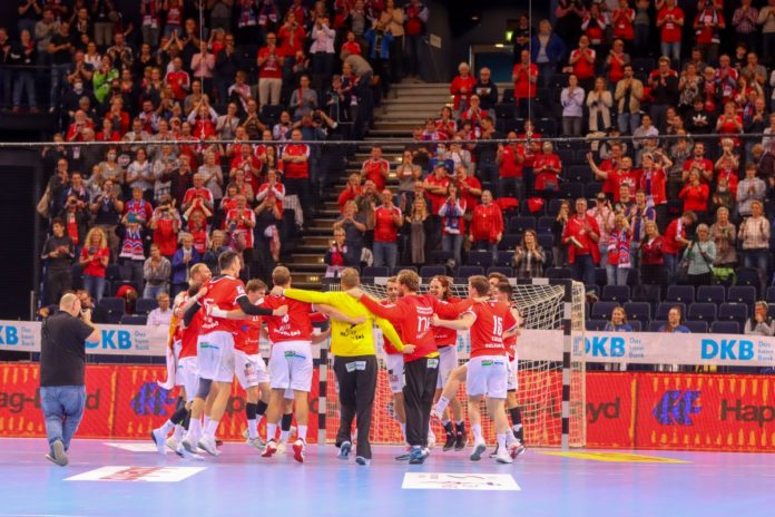 HSVH feiert mit Fans_54264_Ralf_Homburg