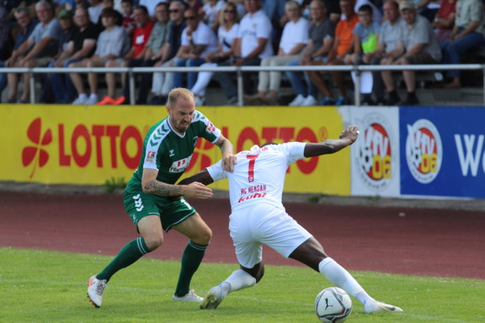 Marvin Thiel (VfB Lübeck) im Zweikampf gegen Hildesheim