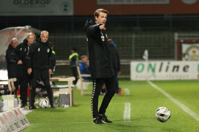 Coach Lukas Pfeiffer (VfB Lübeck) gibt die Richtung vor