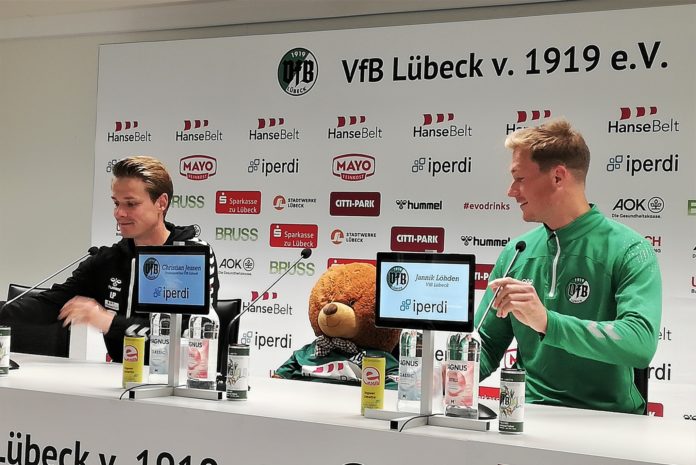 Lukas Pfeiffer, der Bär und Jannik Löhden (VfB Lübeck)