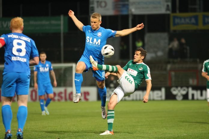 Mirko Boland (VfB Lübeck) artistisch gegen den 1. FC Phönix Lübeck