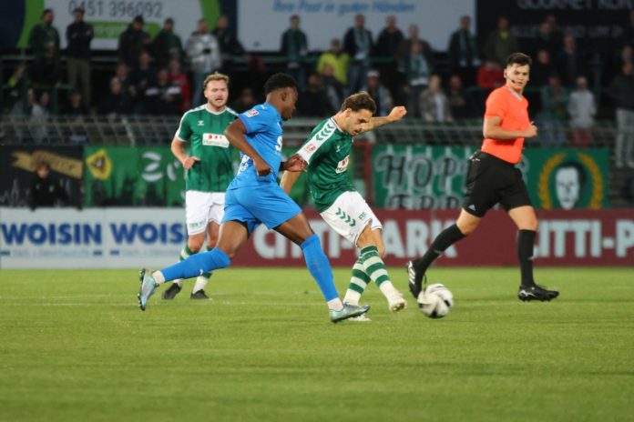 Robin Kölle (VfB Lübeck) im Derby gegen den 1. FC Phönix Lübeck