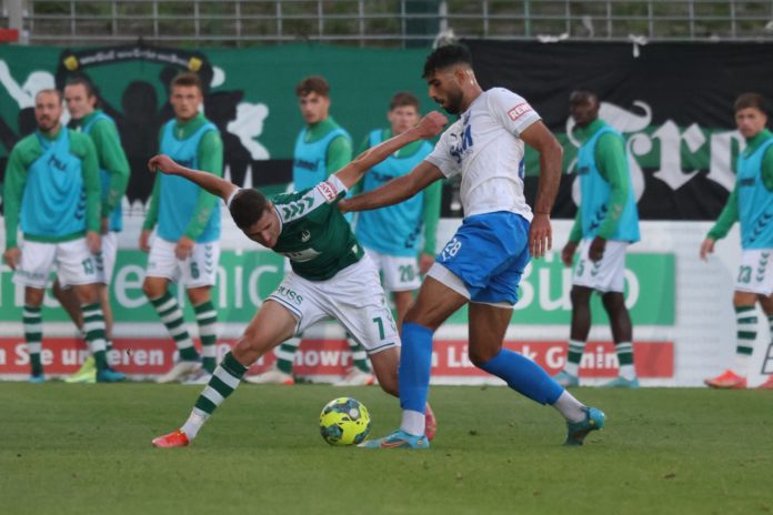 Zweikampf Marius Hauptmann (VfB Lübeck) mit Farahnak