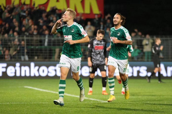 Kimmo Hovi (VfB Lübeck) jubelt mit Felix Drinkuth