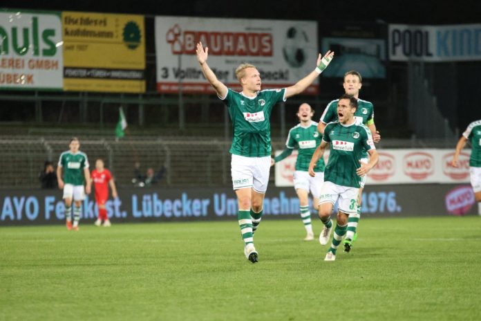 Kimmo Hovi (VfB Lübeck) jubelt nach dem 2-0 gegen Drochtersen