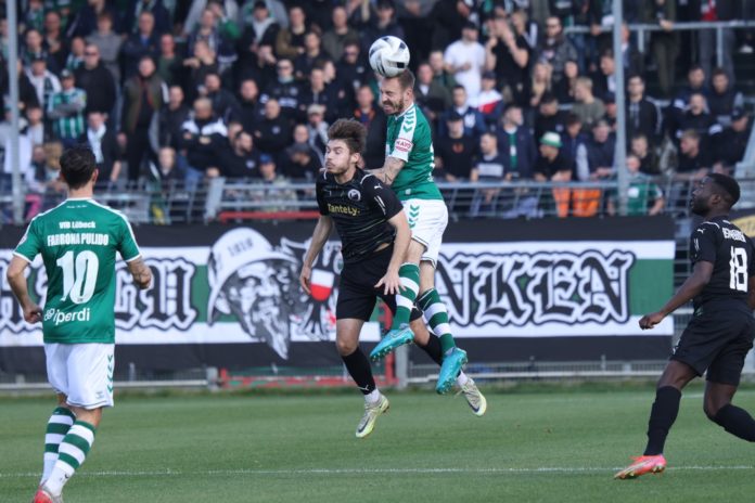 Marvin Thiel (VfB Lübeck) im Luftkampf