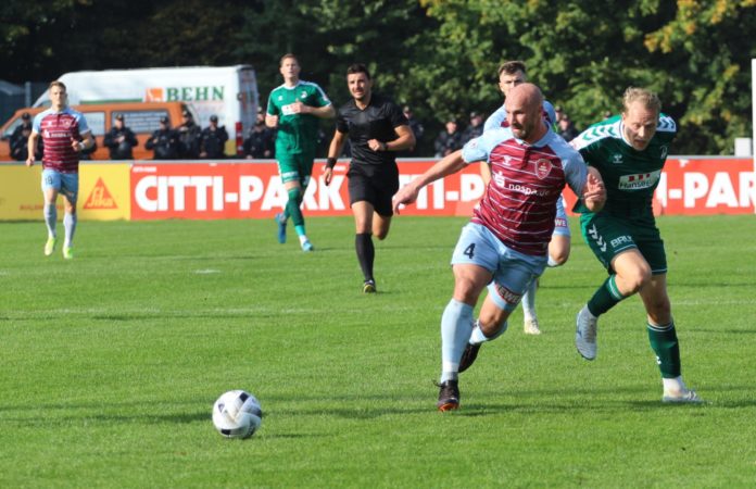 Patrick Herrmann (SC Weiche Flensburg 08) im Duell mit Kimmo Hovi (VfB Lübeck)