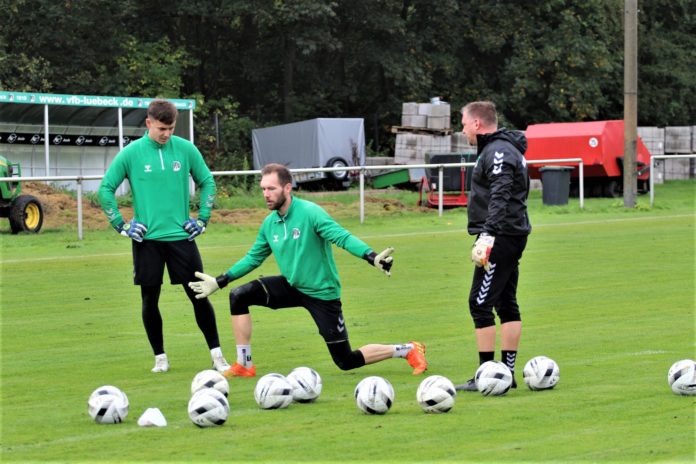 Robin Himmelmann hilft im Training beim VfB aus