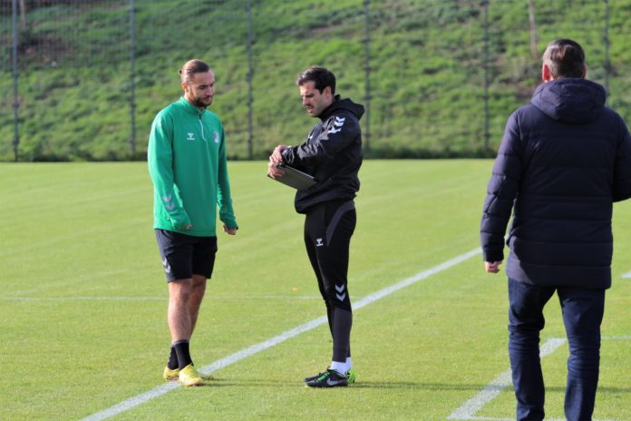 Athletik-Trainer Gianluca Fraternali (VfB Lübeck) im Gespräch mit Felix Drinkuth