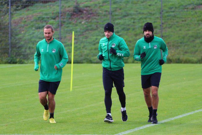Felix Drinkuth, Mattis Daube, Tarik Gözüsirin (alle VfB Lübeck) im Lauftraining