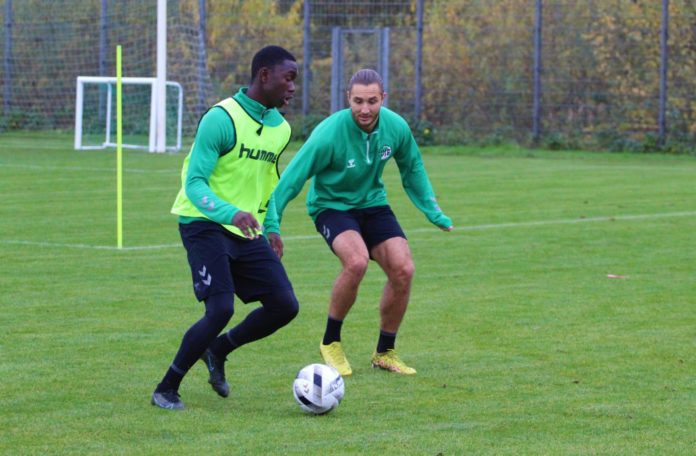 Felix Drinkuth (r.) im Training und Duell mit Fawaz Kassimou (VfB Lübeck)
