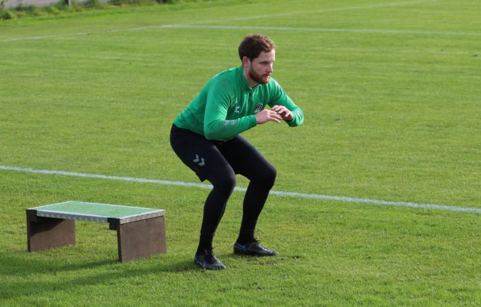 Keeper Eric Gründemann (VfB Lübeck) beim Sprung-Training