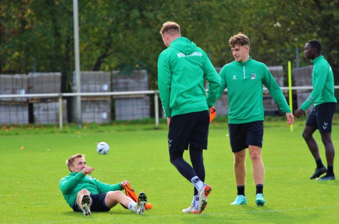 Morten Rüdiger (liegend) beim Training vom VfB Lübeck