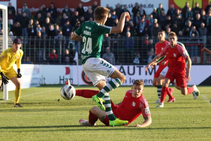 Morten Rüdiger (VfB Lübeck) im Zweikampf mit Florian Riedel (TSV Havelse)