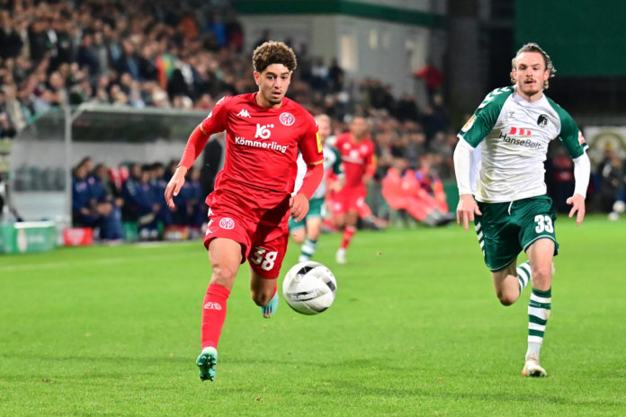 Niklas Kastenhofer (VfB Lübeck) im DFB-Pokal gegen den FSV Mainz 05