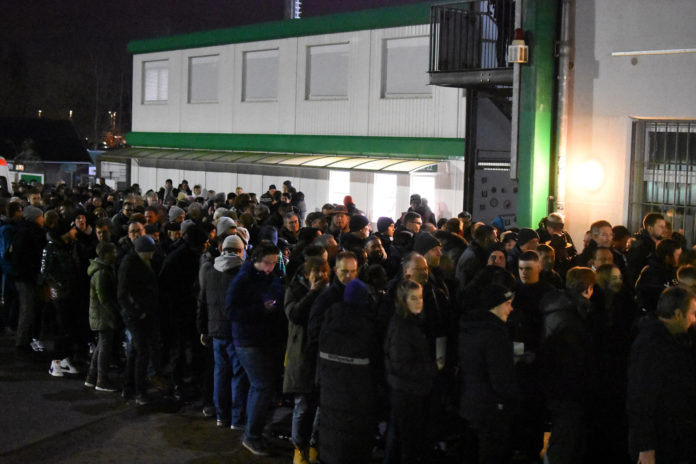Viele Zuschauer wohnten dem Kick des VfB Lübeck gegen den Hamburger SV II bei.