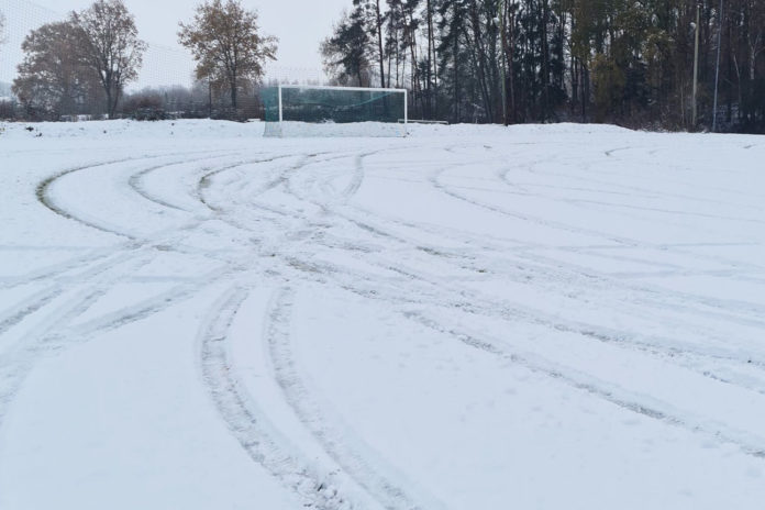 Auto-Rally auf dem Sportplatz: Tausende Euro Schaden unter