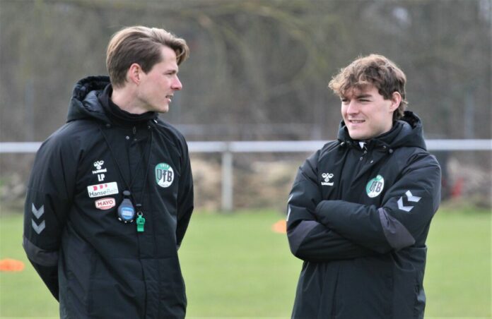 Cheftrainer Lukas Pfeiffer (VfB Lübeck) mit Interims-Co Oliver Stutzky