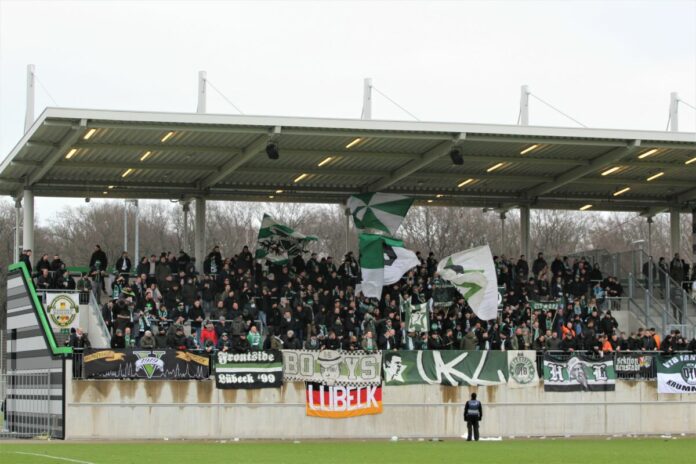Fansupport beim Spiel des VfB Lübeck in Hannover