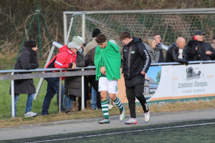 Jan Lippegaus (VfB Lübeck) verletzte sich an der Hand