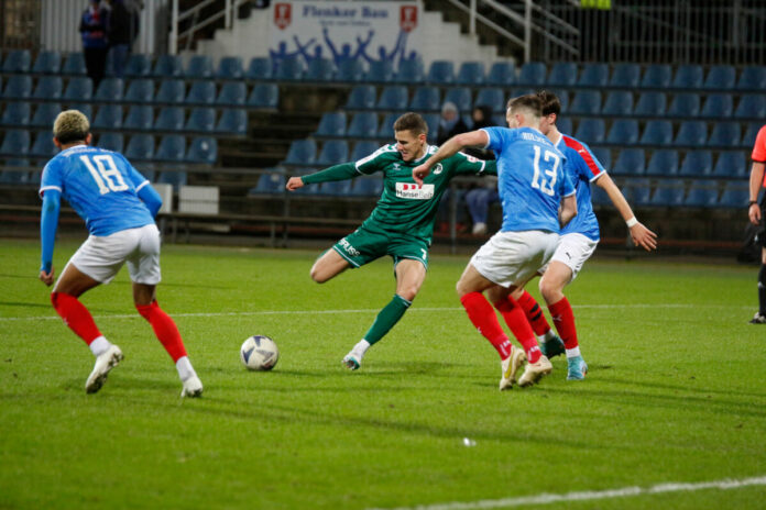 Marius Hauptmann (VfB Lübeck) im Kick bei Holstein Kiel II