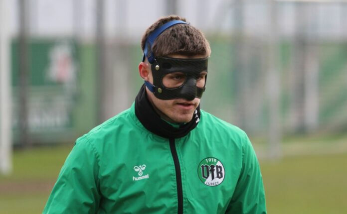 Mattis Daube (VfB Lübeck) mit Maske