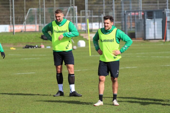 Pierre-Michel Lasogga (l.) und Mirko Boland (VfB Lübeck)